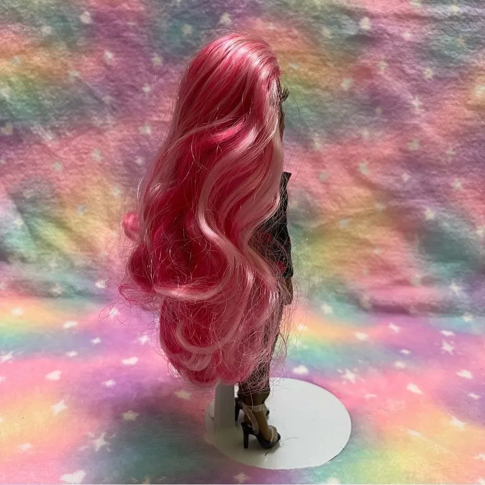 Rainbow  🌈🩷🩷High Dari Roselyn doll